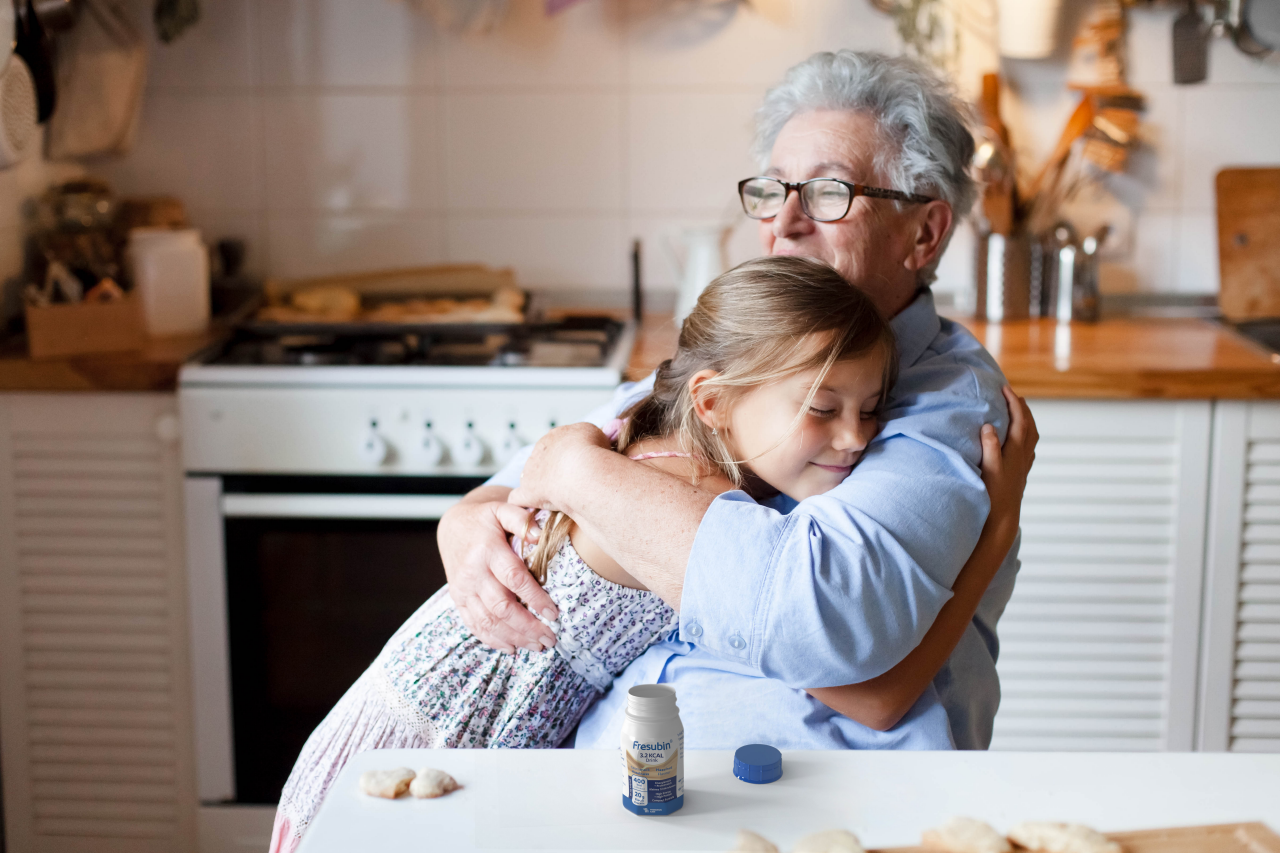 Home-Care Mitarbeitende berät einen älteren Mann