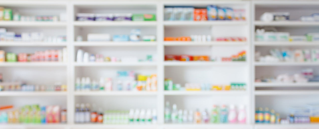 Étagères de pharmacie remplies de médicaments et de produits.